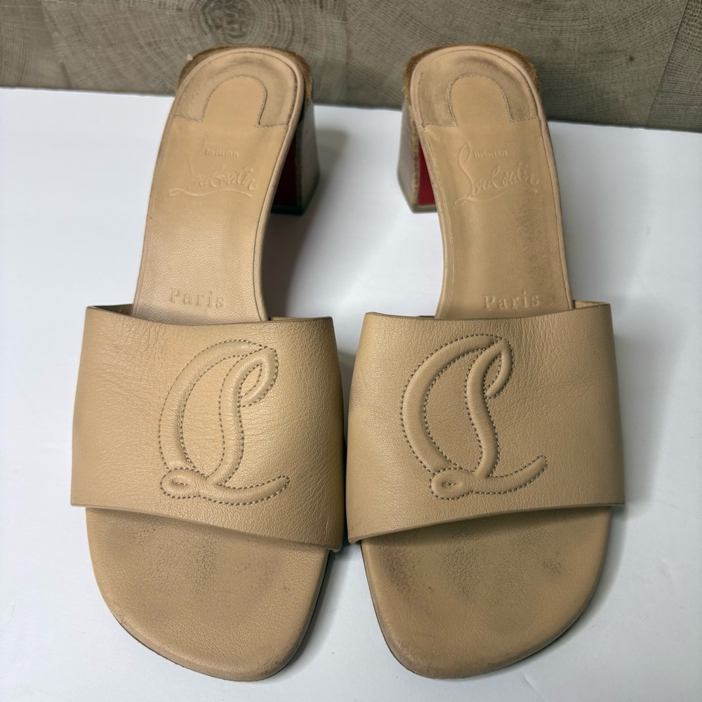 Christian Louboutin Cream Heel CL Logo Mule Slide Sandal
authentic size 7 - Picture 2 of 8